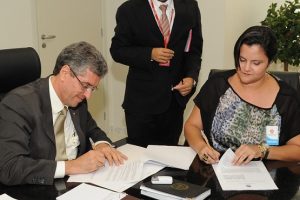 Procurador geral do MPE. Orlando Rochadel, e presidente em exercício do CAU/SE, Karinne Santiago (Foto: Mirailton de Oliveira)