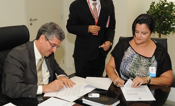 Procurador geral do MPE. Orlando Rochadel, e presidente em exercício do CAU/SE, Karinne Santiago (Foto: Mirailton de Oliveira)